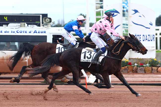 Photo d'arrivée de la course pmu PRIX DE LA COTE D'AMOUR à CAGNES-SUR-MER le Mercredi 10 janvier 2018