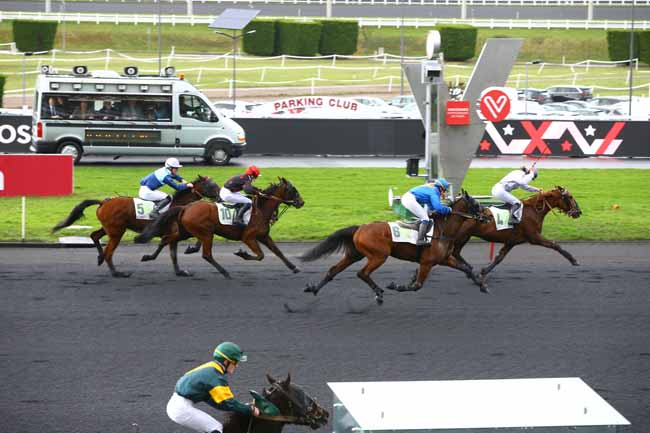 Photo d'arrivée de la course pmu PRIX DE BROSSAC à PARIS-VINCENNES le Vendredi 19 janvier 2018