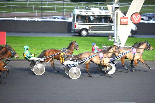 Photo d'arrivée de la course pmu PRIX DES BALEARES à PARIS-VINCENNES le Jeudi 25 janvier 2018