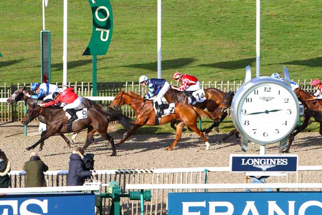 Photo d'arrivée de la course pmu PRIX DU CARREFOUR DES CHARMES à CHANTILLY le Vendredi 26 janvier 2018