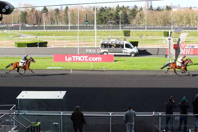 Photo d'arrivée de la course pmu PRIX DE BOUGUENAIS à PARIS-VINCENNES le Lundi 12 février 2018