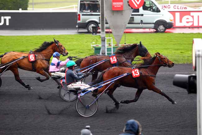 Photo d'arrivée de la course pmu PRIX DE CARQUEBUT à PARIS-VINCENNES le Lundi 19 février 2018