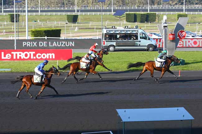 Photo d'arrivée de la course pmu PRIX DE LAUZUN à PARIS-VINCENNES le Jeudi 22 février 2018