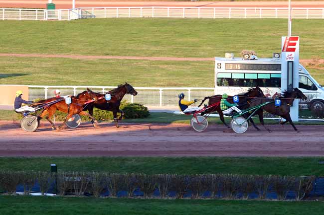 Photo d'arrivée de la course pmu PRIX ELMA à ENGHIEN le Vendredi 23 février 2018