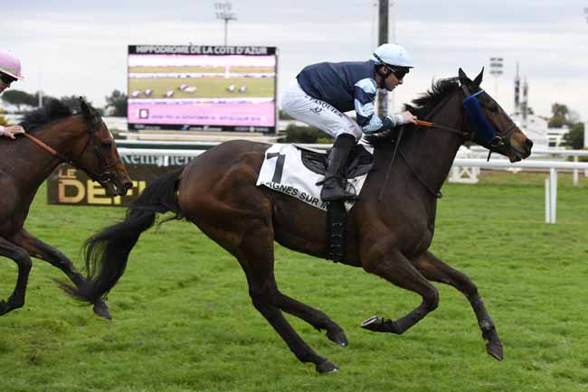 Photo d'arrivée de la course pmu GRAND PRIX DU DEPARTEMENT 06- DEFI DU GALOP 2018 à CAGNES-SUR-MER le Samedi 24 février 2018