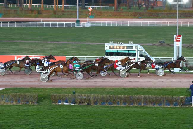 Photo d'arrivée de la course pmu PRIX DE SAINT-PIERRE-LE-MOUTIER à ENGHIEN le Samedi 24 février 2018