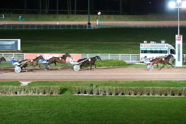 Photo d'arrivée de la course pmu PRIX DU GAVE à ENGHIEN le Samedi 24 février 2018