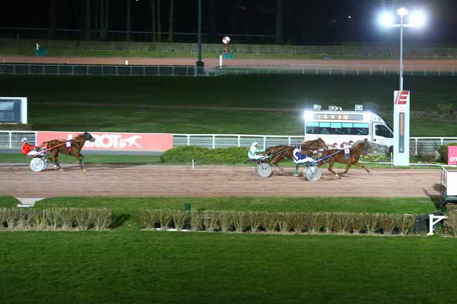 Photo d'arrivée de la course pmu PRIX DES ARDENNES à ENGHIEN le Samedi 24 février 2018