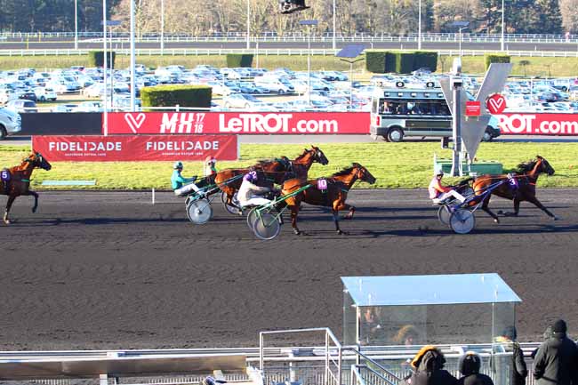 Photo d'arrivée de la course pmu PRIX JACQUES MOREAU à PARIS-VINCENNES le Dimanche 25 février 2018