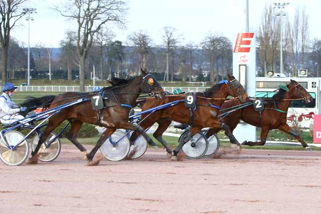 Photo d'arrivée de la course pmu PRIX DE SALBRIS à ENGHIEN le Lundi 26 février 2018