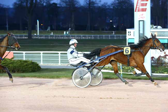 Photo d'arrivée de la course pmu PRIX DU BEAUJOLAIS à ENGHIEN le Lundi 26 février 2018