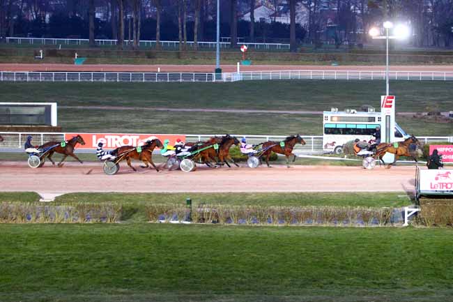 Photo d'arrivée de la course pmu PRIX DE MARENNES à ENGHIEN le Mercredi 28 février 2018