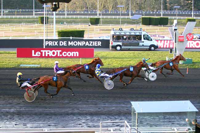 Photo d'arrivée de la course pmu PRIX DE MONPAZIER à PARIS-VINCENNES le Samedi 3 mars 2018