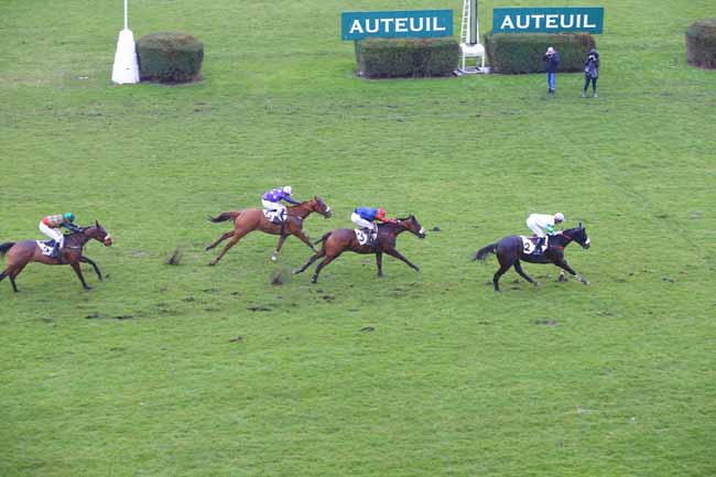 Photo d'arrivée de la course pmu PRIX JEAN DOUMEN à AUTEUIL le Dimanche 4 mars 2018