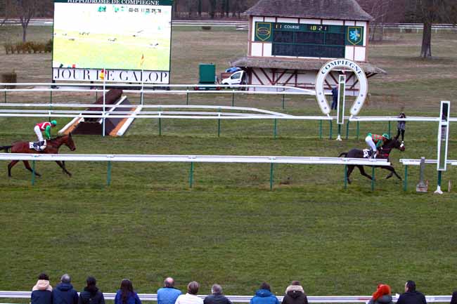 Photo d'arrivée de la course pmu PRIX BAROUD III à COMPIEGNE le Lundi 5 mars 2018