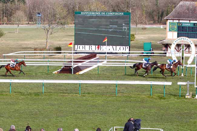 Photo d'arrivée de la course pmu PRIX DE LA SOMME à COMPIEGNE le Lundi 5 mars 2018