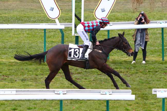 Photo d'arrivée de la course pmu PRIX BOUGIE à COMPIEGNE le Lundi 5 mars 2018