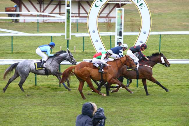 Photo d'arrivée de la course pmu PRIX DE SAINT-SAUVEUR à COMPIEGNE le Mercredi 7 mars 2018