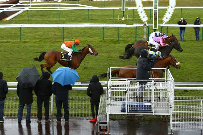 Photo d'arrivée de la course pmu PRIX DU MONT SAINT-PIERRE à COMPIEGNE le Mercredi 7 mars 2018
