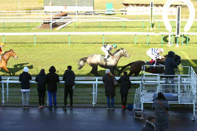Photo d'arrivée de la course pmu PRIX DE CREPY-EN-VALOIS à COMPIEGNE le Mercredi 7 mars 2018