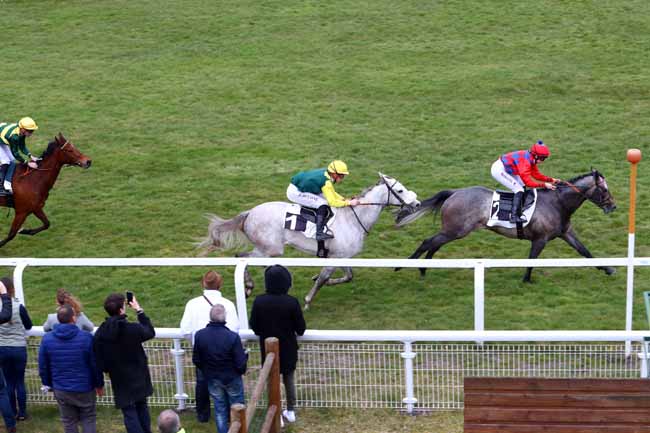 Photo d'arrivée de la course pmu PRIX DE FONTAINEBLEAU TOURISME à FONTAINEBLEAU le Jeudi 8 mars 2018