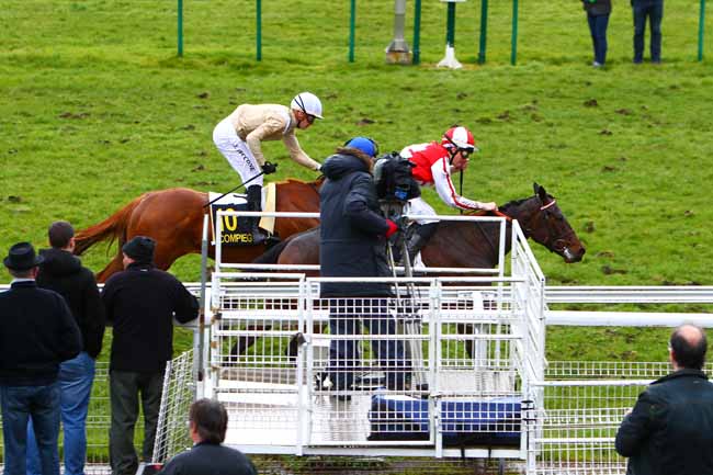 Photo d'arrivée de la course pmu PRIX D'HUMIERES à COMPIEGNE le Lundi 12 mars 2018