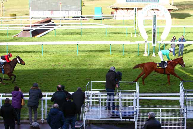 Photo d'arrivée de la course pmu PRIX DE LA CROIX SAINT-OUEN à COMPIEGNE le Lundi 12 mars 2018