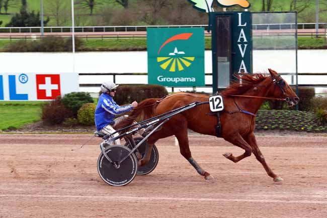 Photo d'arrivée de la course pmu GRAND PRIX DU CONSEIL DEPARTEMENTAL DE LA MAYENNE à LAVAL le Mercredi 14 mars 2018