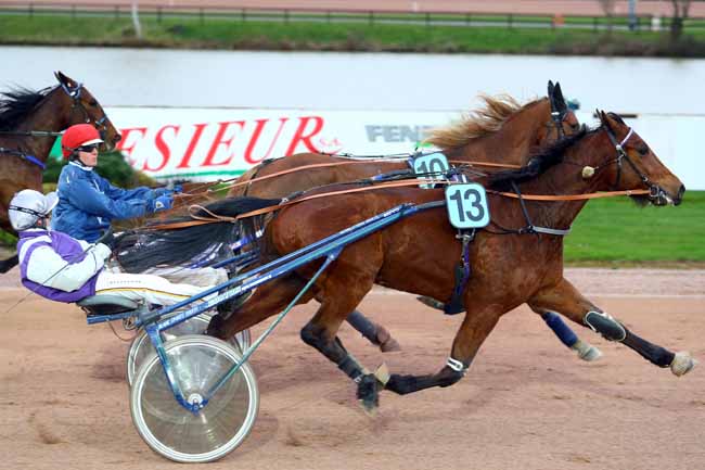 Photo d'arrivée de la course pmu PRIX WWW.LAMAYENNE.FR à LAVAL le Mercredi 14 mars 2018