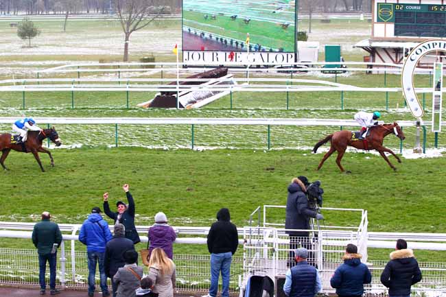 Photo d'arrivée de la course pmu PRIX CARREFOUR DU ROND ROYAL à COMPIEGNE le Lundi 19 mars 2018