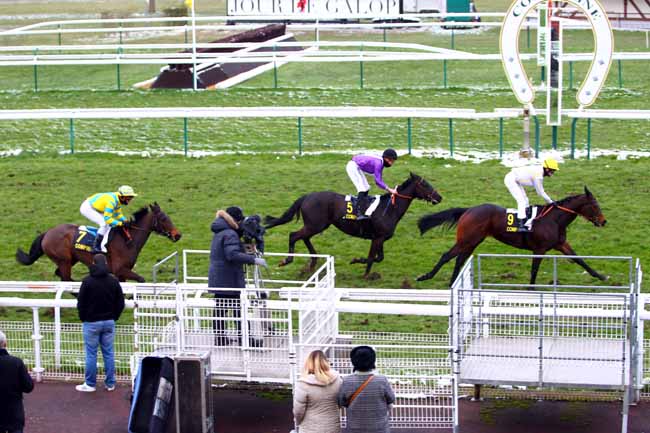 Photo d'arrivée de la course pmu PRIX CARREFOUR DE L'ARMISTICE à COMPIEGNE le Lundi 19 mars 2018