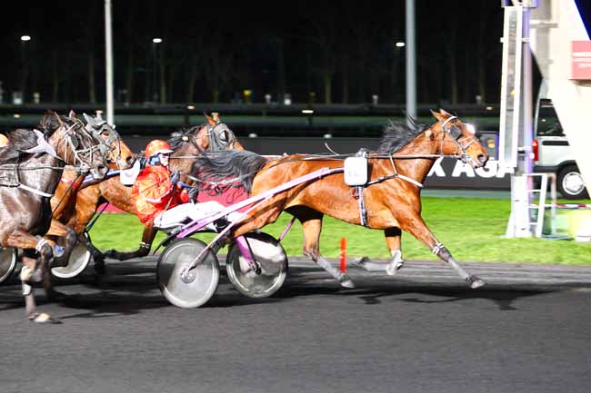 Photo d'arrivée de la course pmu PRIX AGATHE à PARIS-VINCENNES le Mardi 20 mars 2018