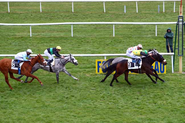 Photo d'arrivée de la course pmu PRIX RIVERQUEEN à FONTAINEBLEAU le Jeudi 22 mars 2018