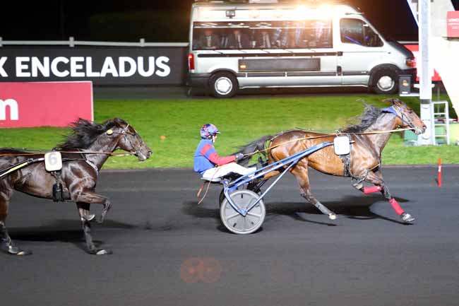 Photo d'arrivée de la course pmu PRIX ENCELADUS à PARIS-VINCENNES le Vendredi 23 mars 2018