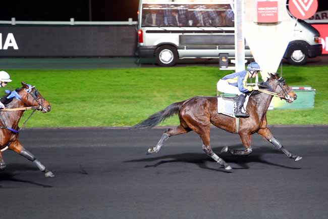 Photo d'arrivée de la course pmu PRIX ADEONA à PARIS-VINCENNES le Vendredi 23 mars 2018