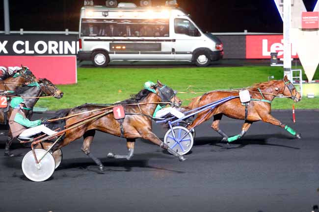 Photo d'arrivée de la course pmu PRIX CLORINDE (GR B) à PARIS-VINCENNES le Vendredi 23 mars 2018