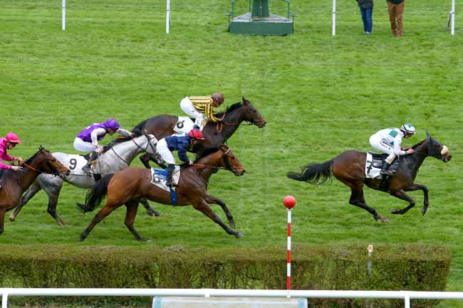 Photo d'arrivée de la course pmu PRIX DE MAUREPAS à SAINT-CLOUD le Mardi 27 mars 2018