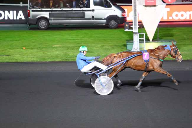 Photo d'arrivée de la course pmu PRIX AUSONIA à PARIS-VINCENNES le Mardi 27 mars 2018