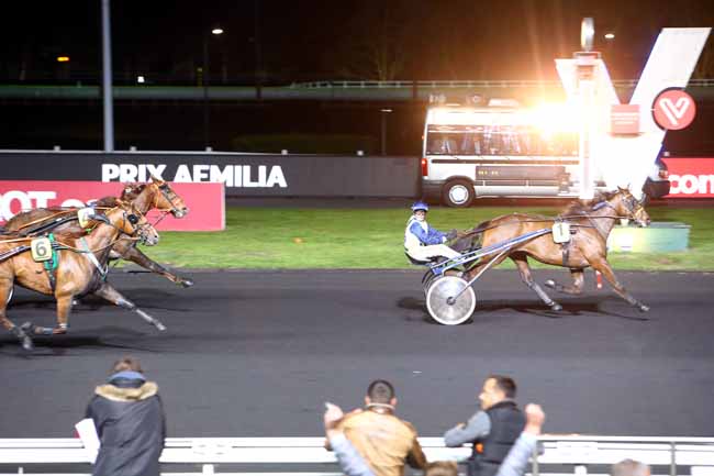Photo d'arrivée de la course pmu PRIX AEMILIA à PARIS-VINCENNES le Vendredi 30 mars 2018