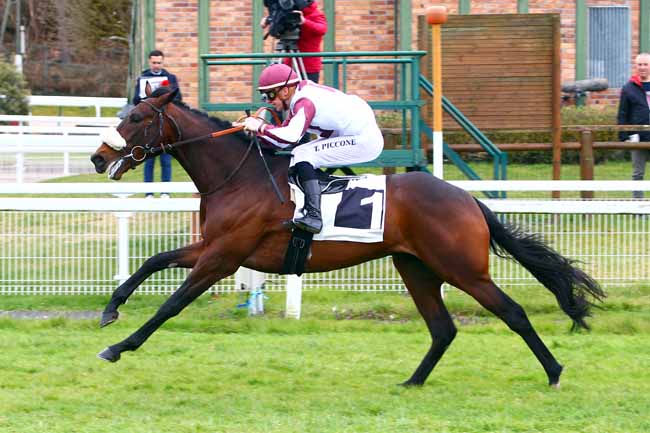 Photo d'arrivée de la course pmu PRIX DE LA FONTAINE DESIREE à FONTAINEBLEAU le Vendredi 30 mars 2018