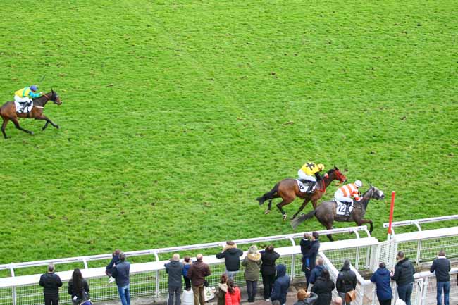 Photo d'arrivée de la course pmu PRIX KASHNIL à AUTEUIL le Dimanche 1 avril 2018