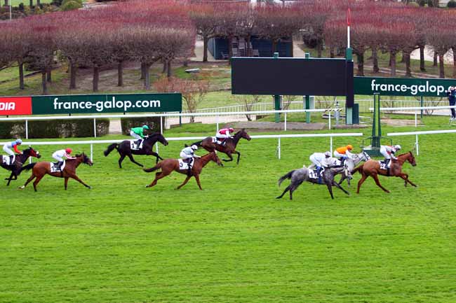 Photo d'arrivée de la course pmu PRIX DES PYRENEES ORIENTALES à SAINT-CLOUD le Lundi 2 avril 2018