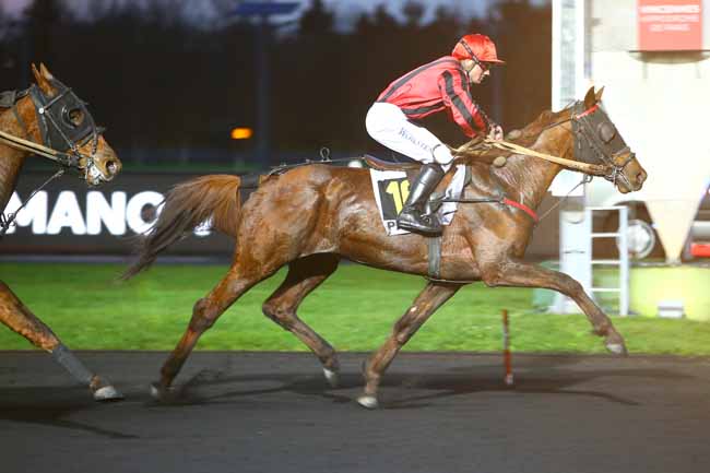 Photo d'arrivée de la course pmu PRIX ALMANON à PARIS-VINCENNES le Mardi 3 avril 2018