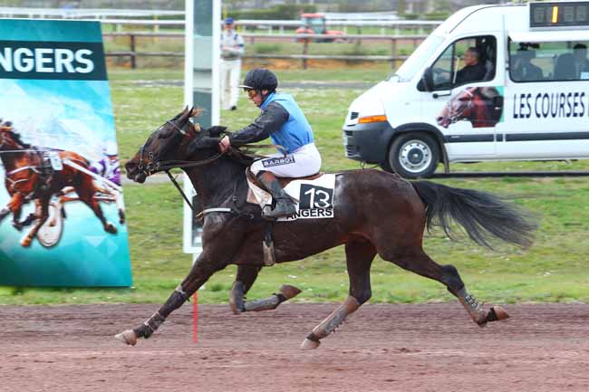 Photo d'arrivée de la course pmu PRIX NERIC BARBES à ANGERS le Mercredi 4 avril 2018