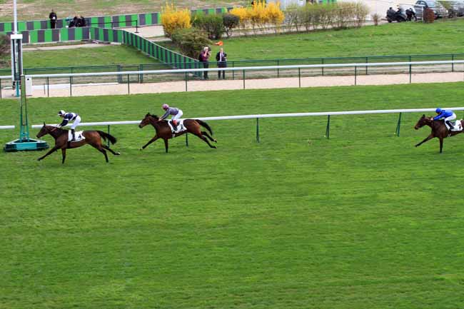 Photo d'arrivée de la course pmu PRIX DU CARREFOUR CURIE à LONGCHAMP le Dimanche 8 avril 2018