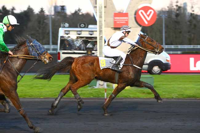 Photo d'arrivée de la course pmu PRIX AETHRA à PARIS-VINCENNES le Mardi 10 avril 2018