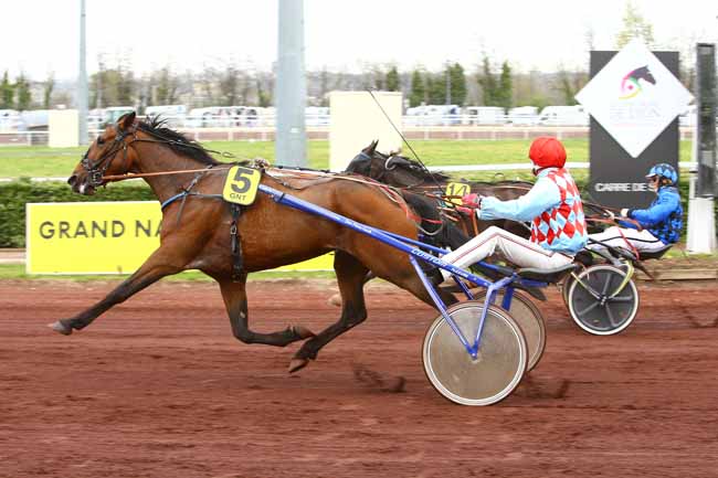 Photo d'arrivée de la course pmu GRAND NATIONAL DU TROT PARIS-TURF à LYON LA SOIE le Mercredi 11 avril 2018