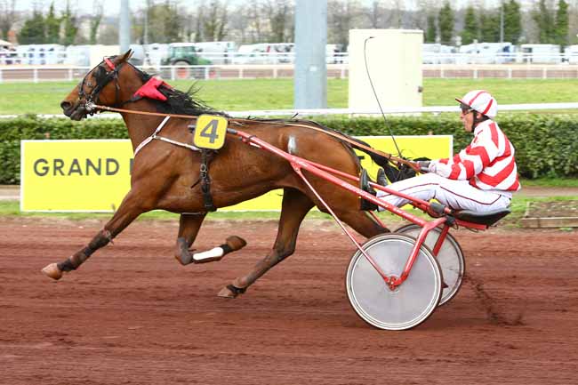 Photo d'arrivée de la course pmu PRIX DE L'UNAT à LYON LA SOIE le Mercredi 11 avril 2018