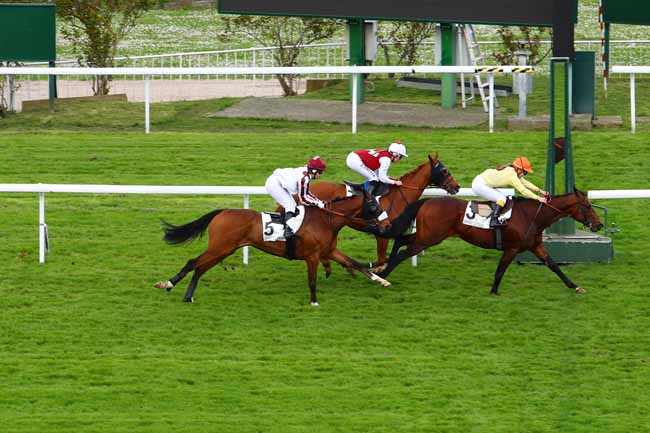 Photo d'arrivée de la course pmu PRIX DU CLUB DES GENTLEMEN-RIDERS ET CAVALIERES à SAINT-CLOUD le Samedi 14 avril 2018
