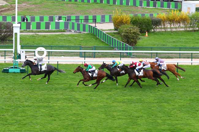 Photo d'arrivée de la course pmu PRIX DE GARCHES à LONGCHAMP le Dimanche 15 avril 2018